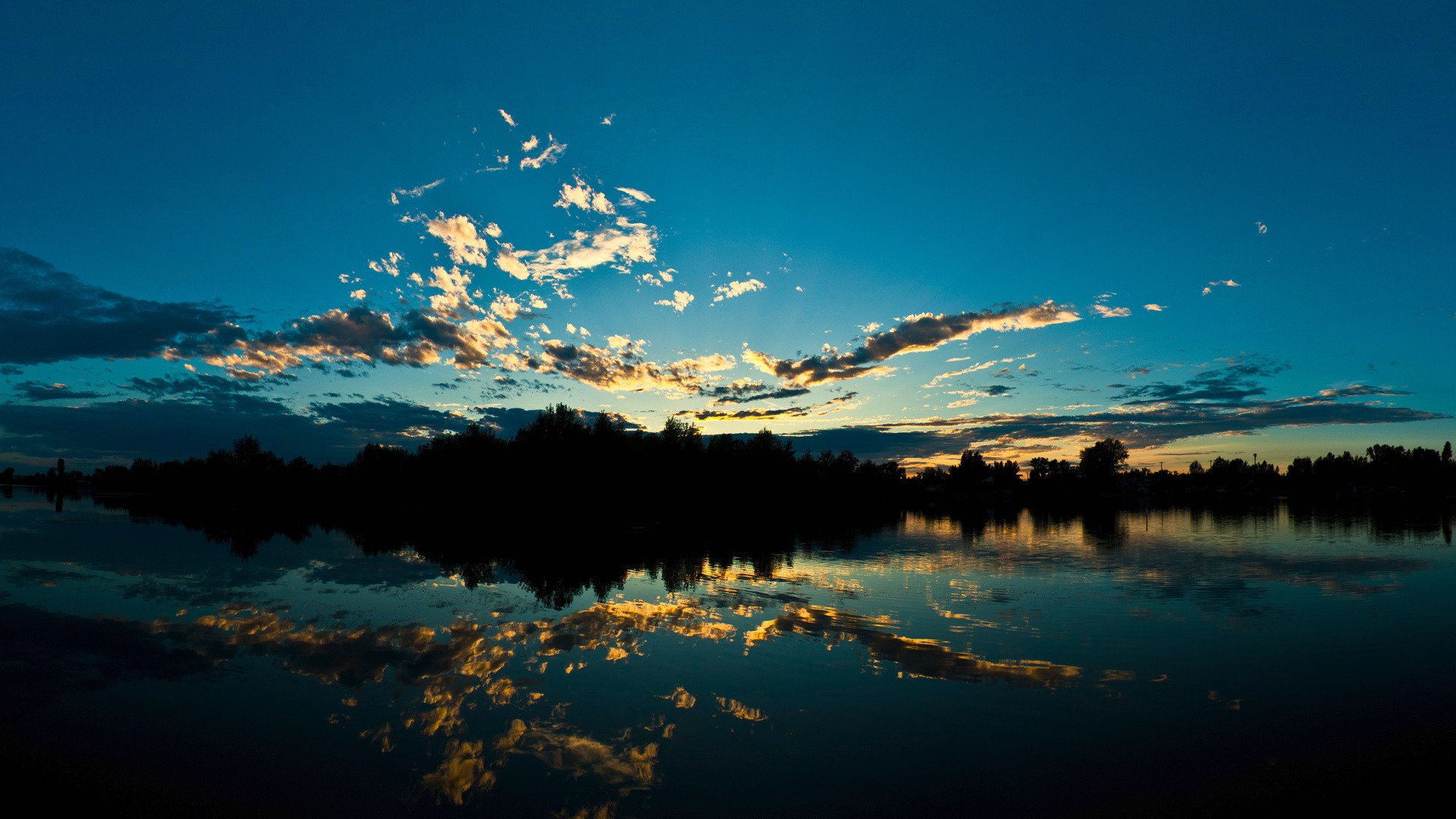 eau arbres nuages réflexion