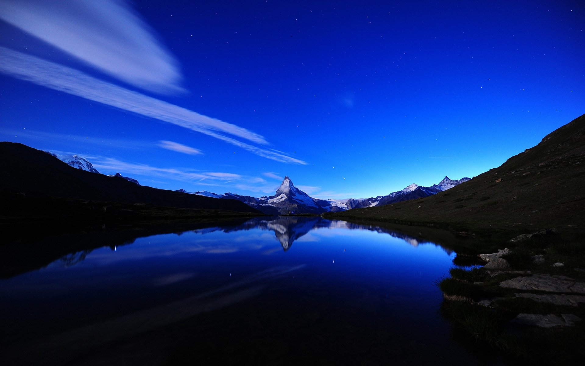 paesaggio montagne cielo nuvole cielo cime rocce riva pietre acqua fiume lago riflesso riflessione view