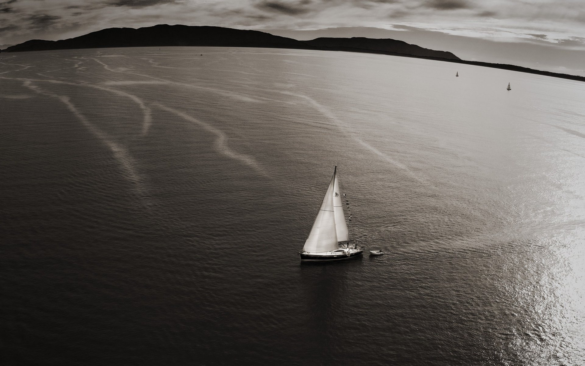 yacht yachten segel wasser meer oberfläche berge ferne horizont ansicht aus der höhe farbe landschaft