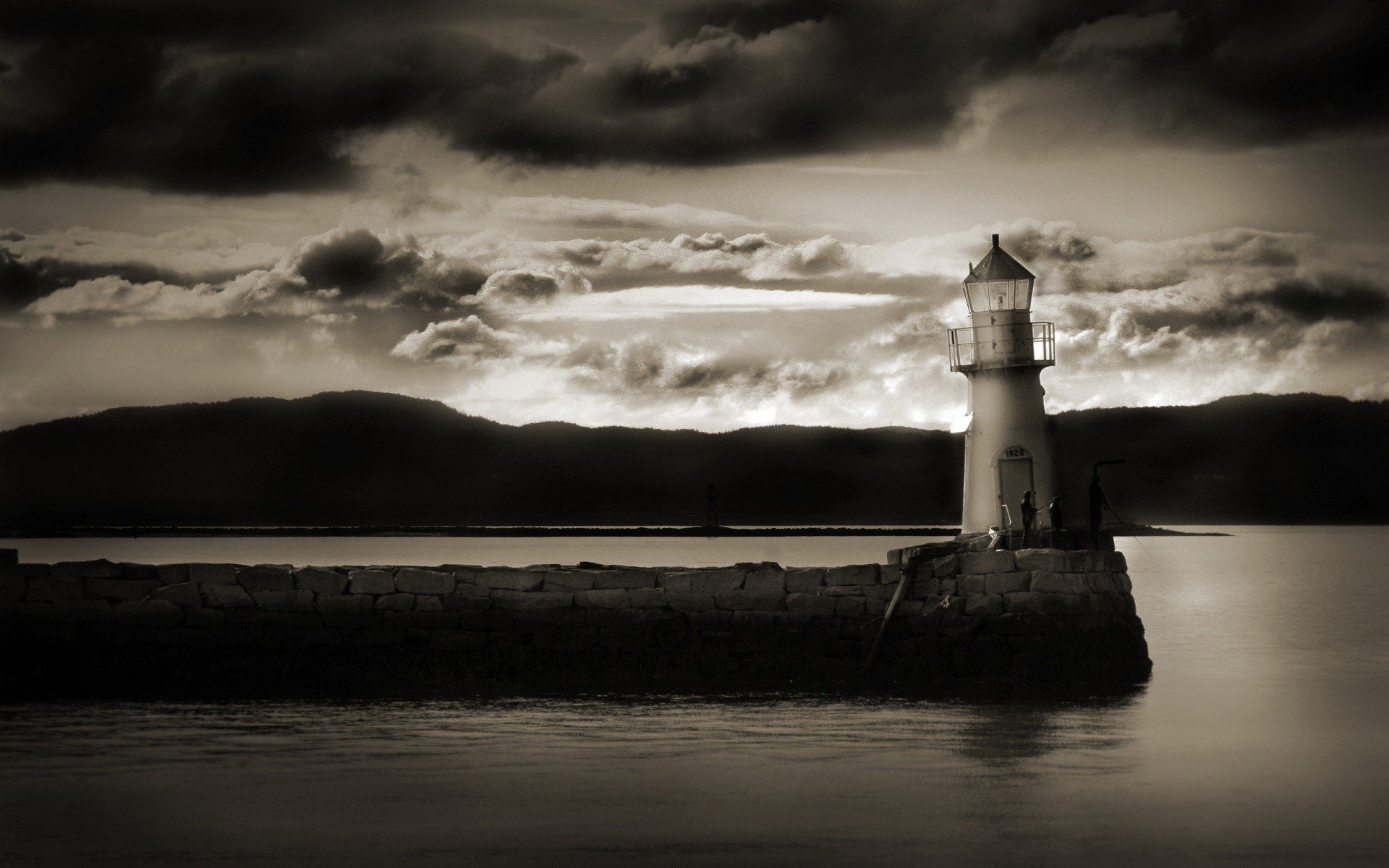 phare eau côte nuages nuages noir et blanc