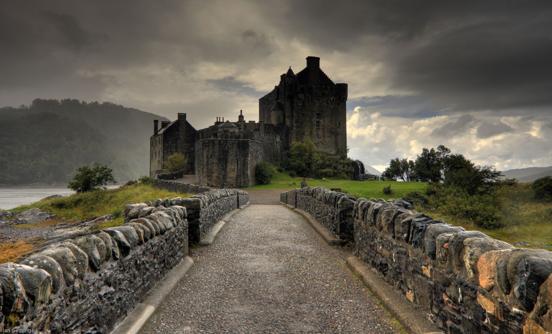 zamek eilean donan deszcz zmierzch