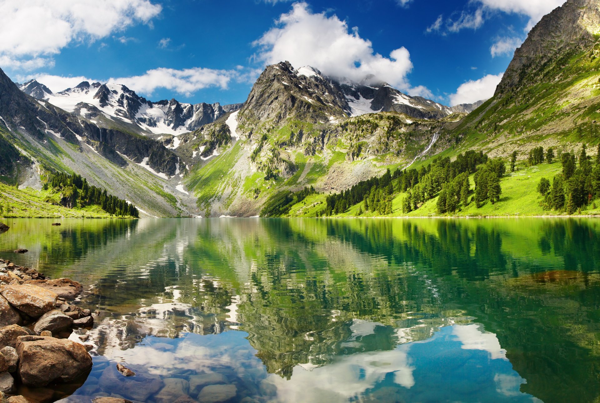 hermosas greenlands hialino lago alto montañas nieve transparente lago reflexión cielo blanco nubes