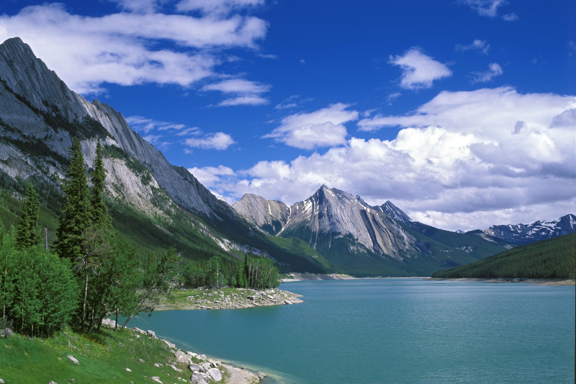 paesaggi lago acqua montagne alberi natura bellezza viste medicina lago parco nazionale di jasper canada