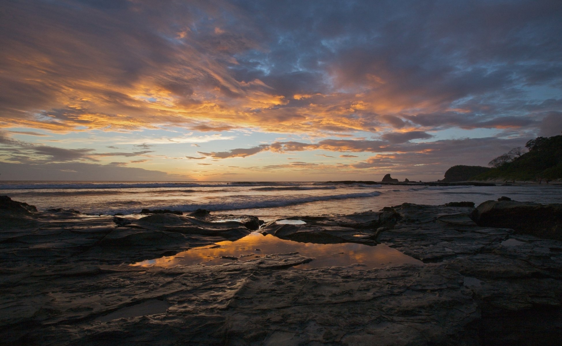 landschaft. natur aussicht ufer. meer wellen steine himmel sonnenuntergang strahlen sonne