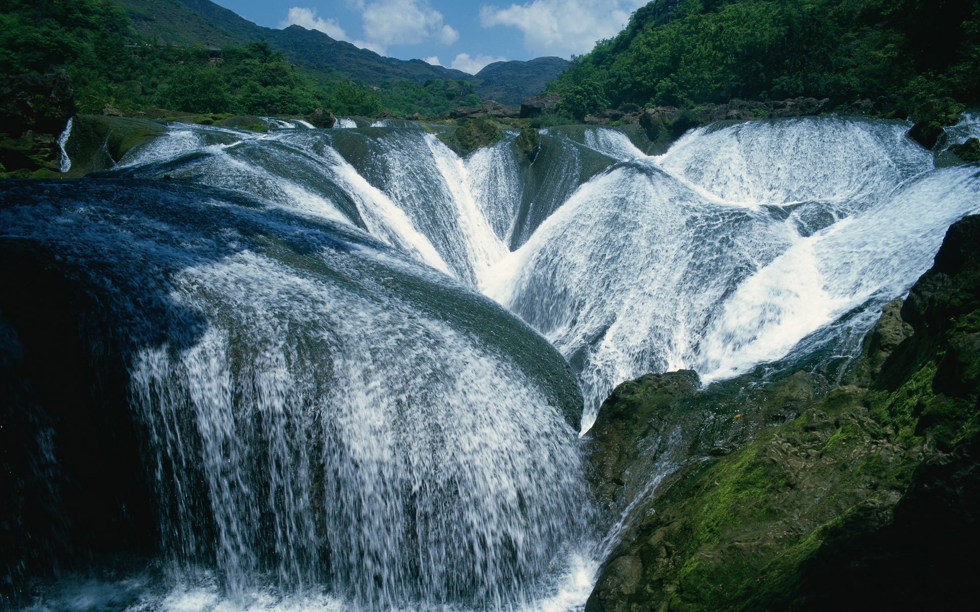 paesaggio cascate montagne verde