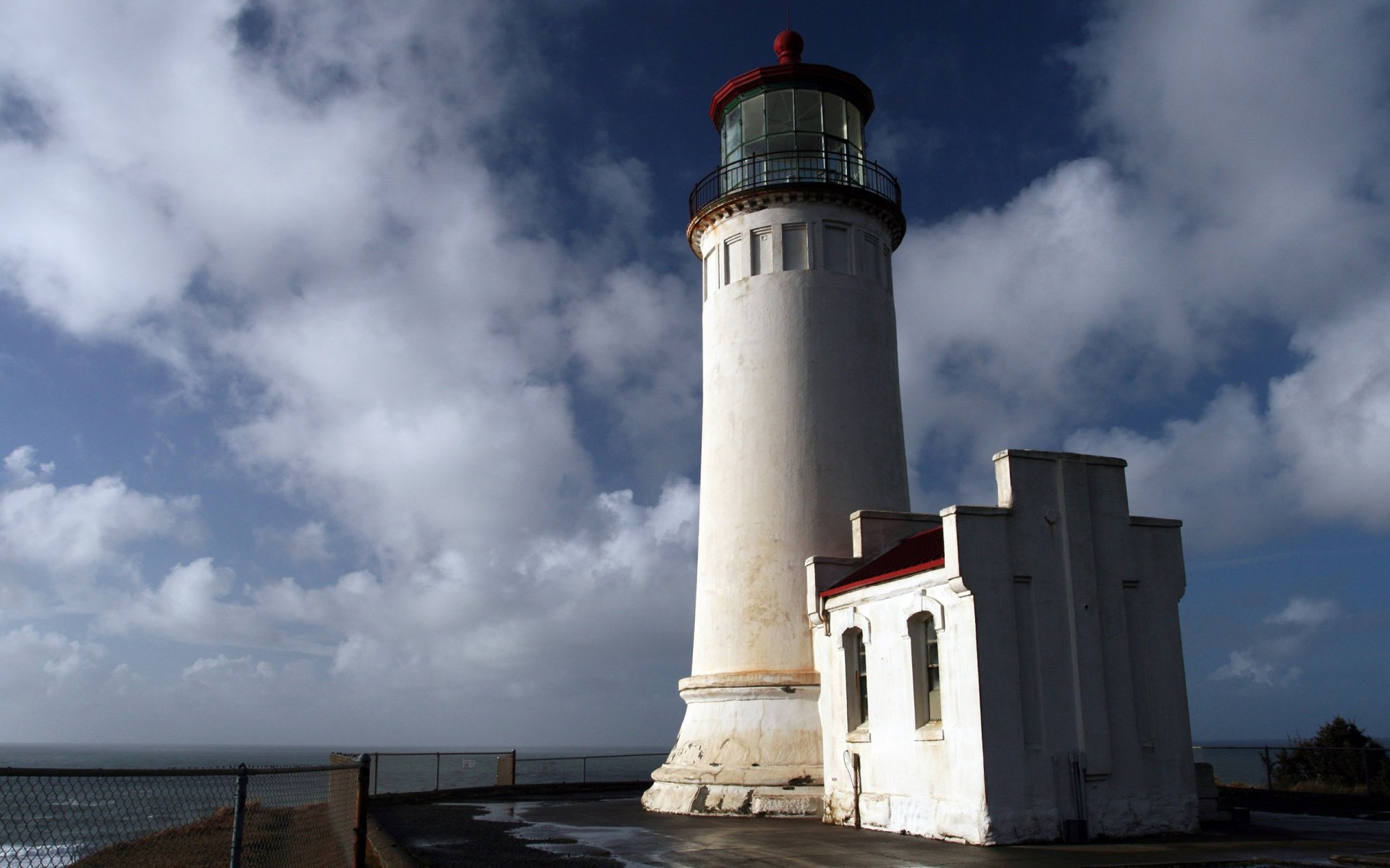 faro cerca costa océano horizonte cielo