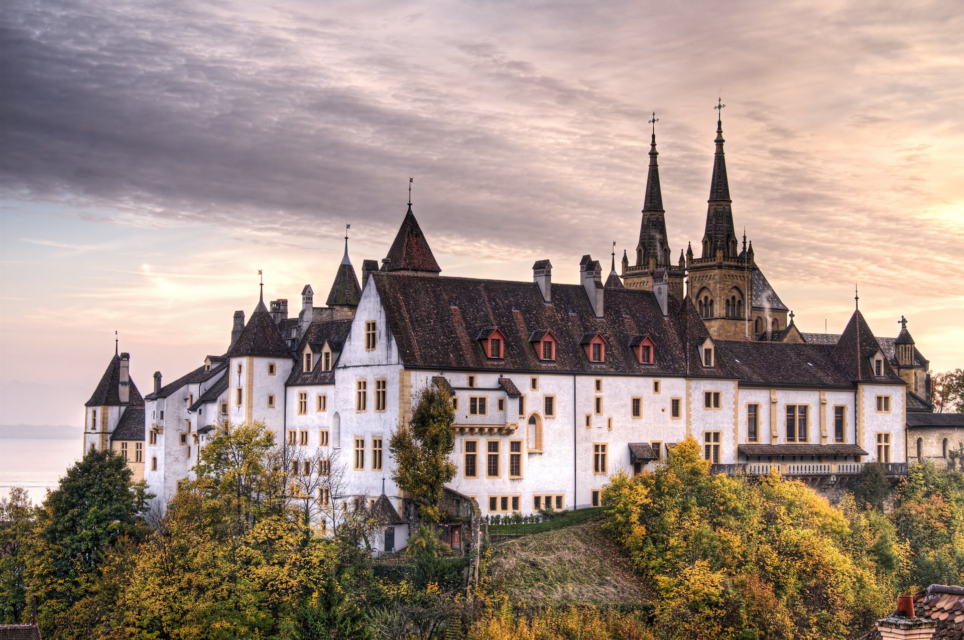 schloss herbst himmel wolken bewölkt bäume fluss