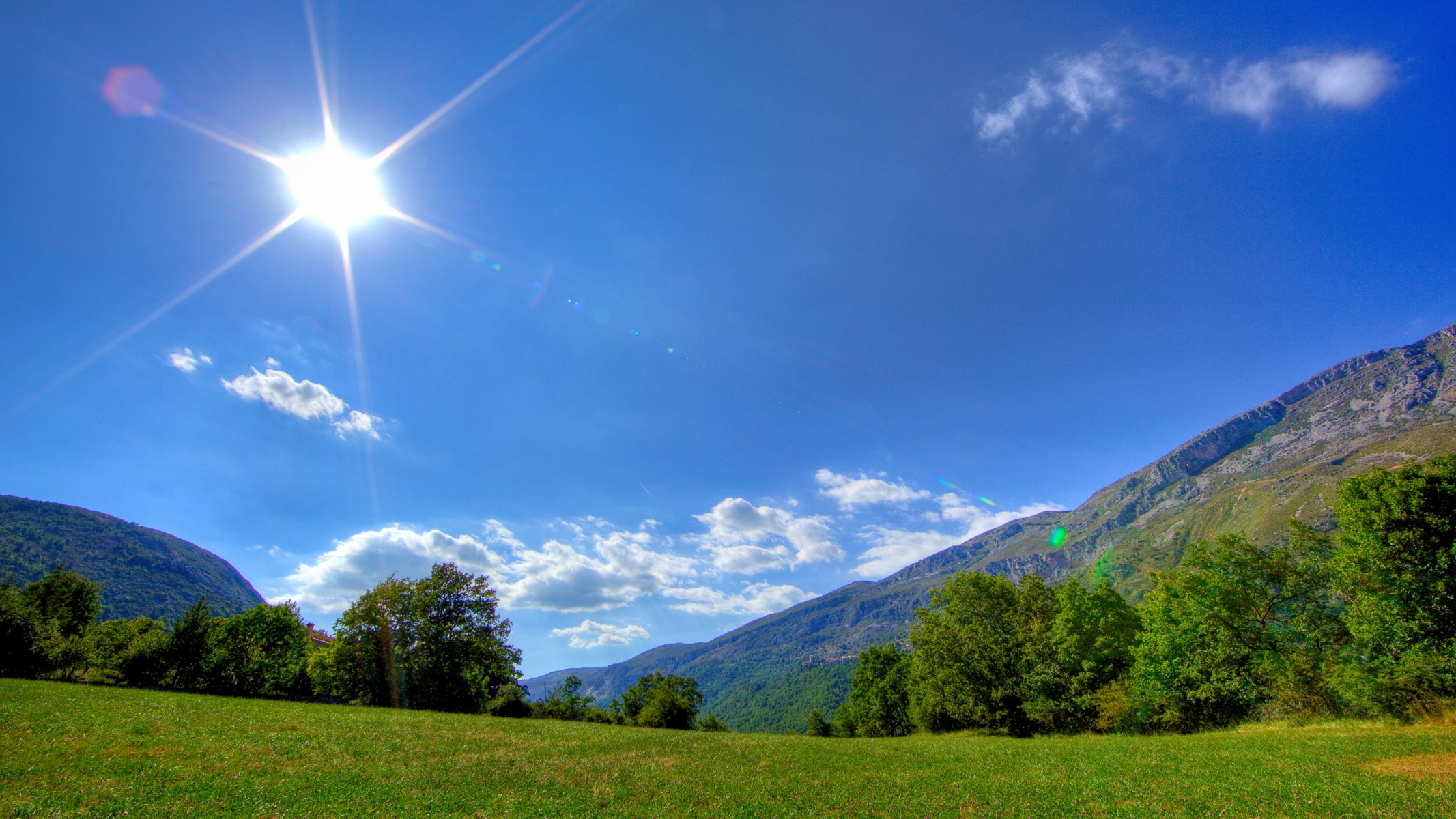 paisaje mañana sol cielo hierba montañas full hd paredes 2560x1440