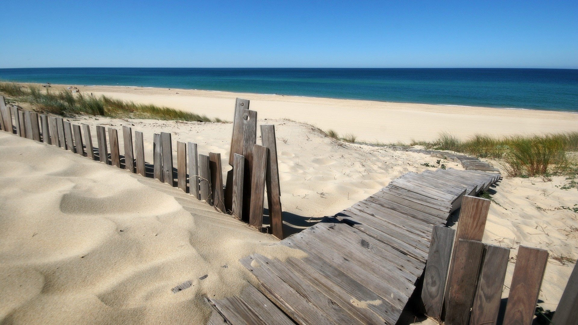 plaża drewniany płot i niebieski ocean