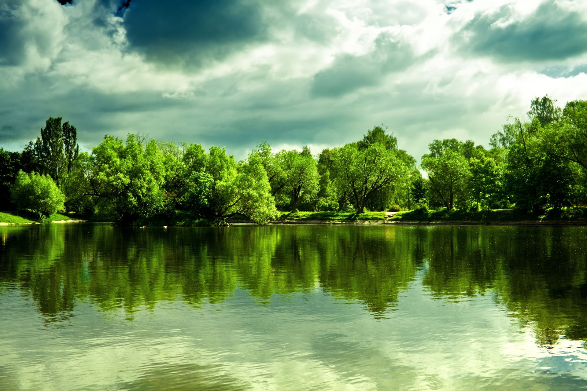 belle image de lac lac réflexion rive arbres touffue nuages