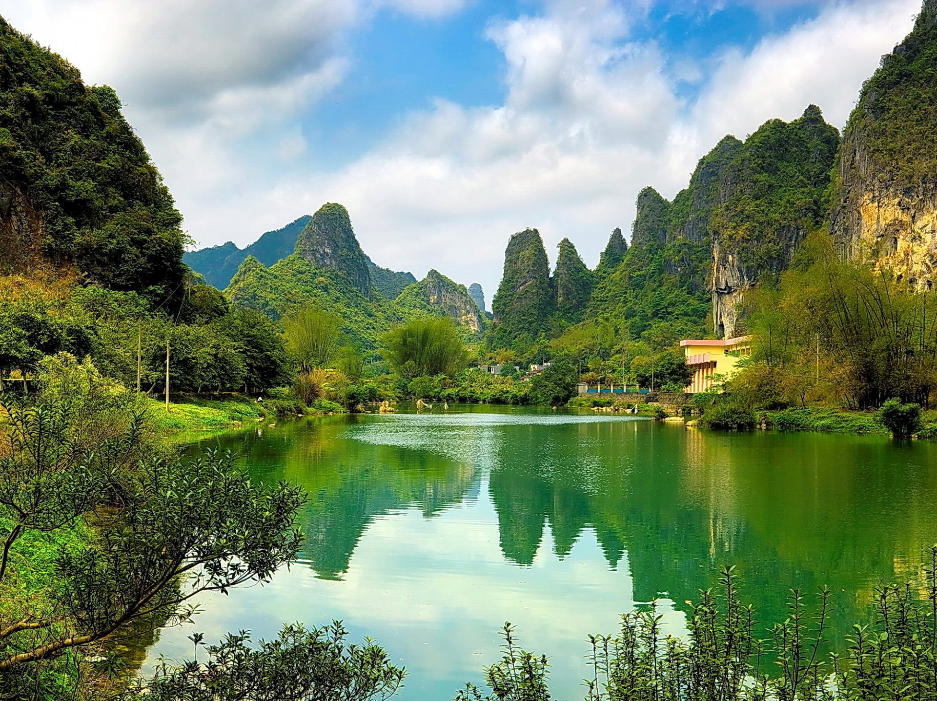 chine montagnes eau arbres nuages ciel