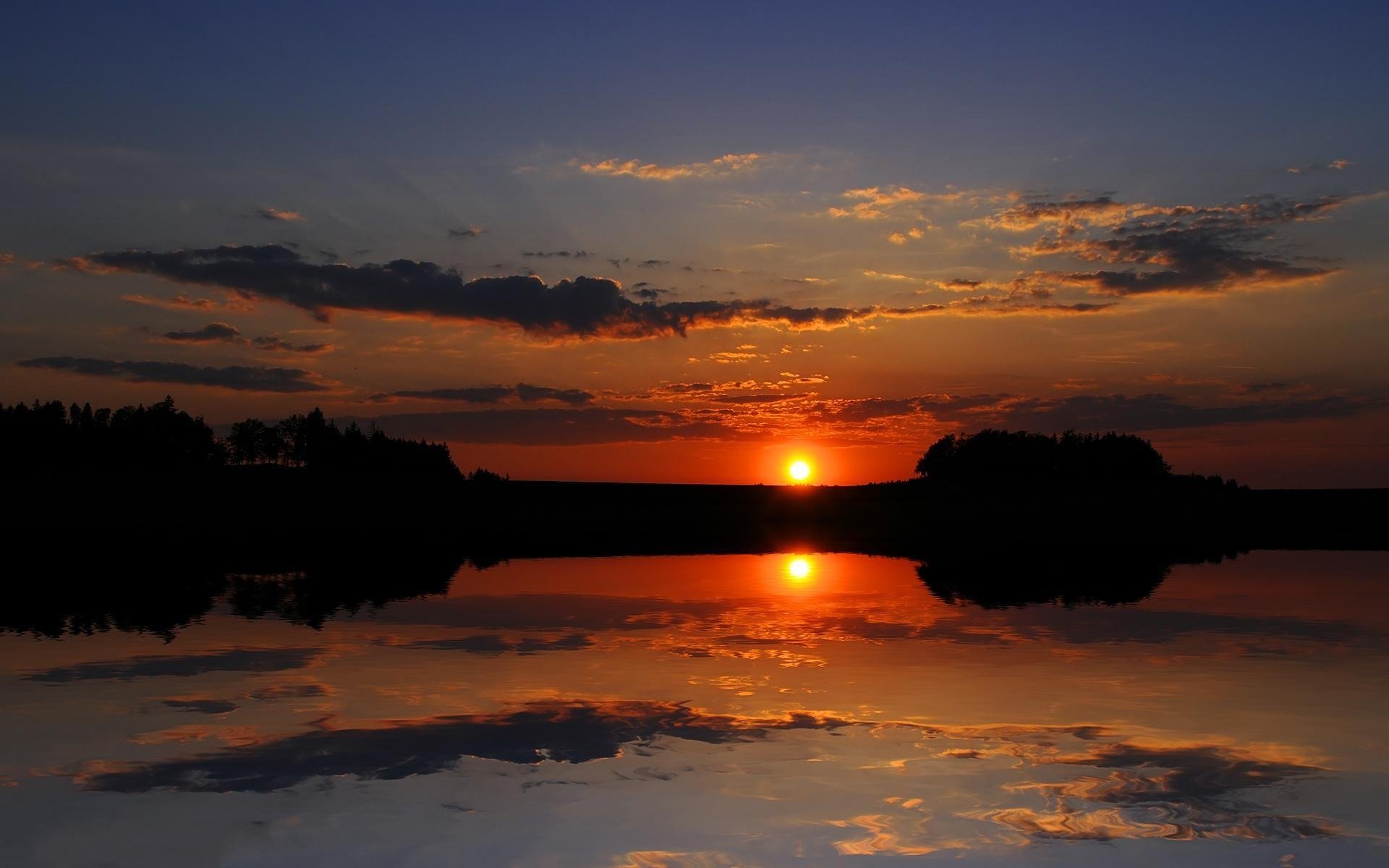 paesaggio tramonto lago cumulo