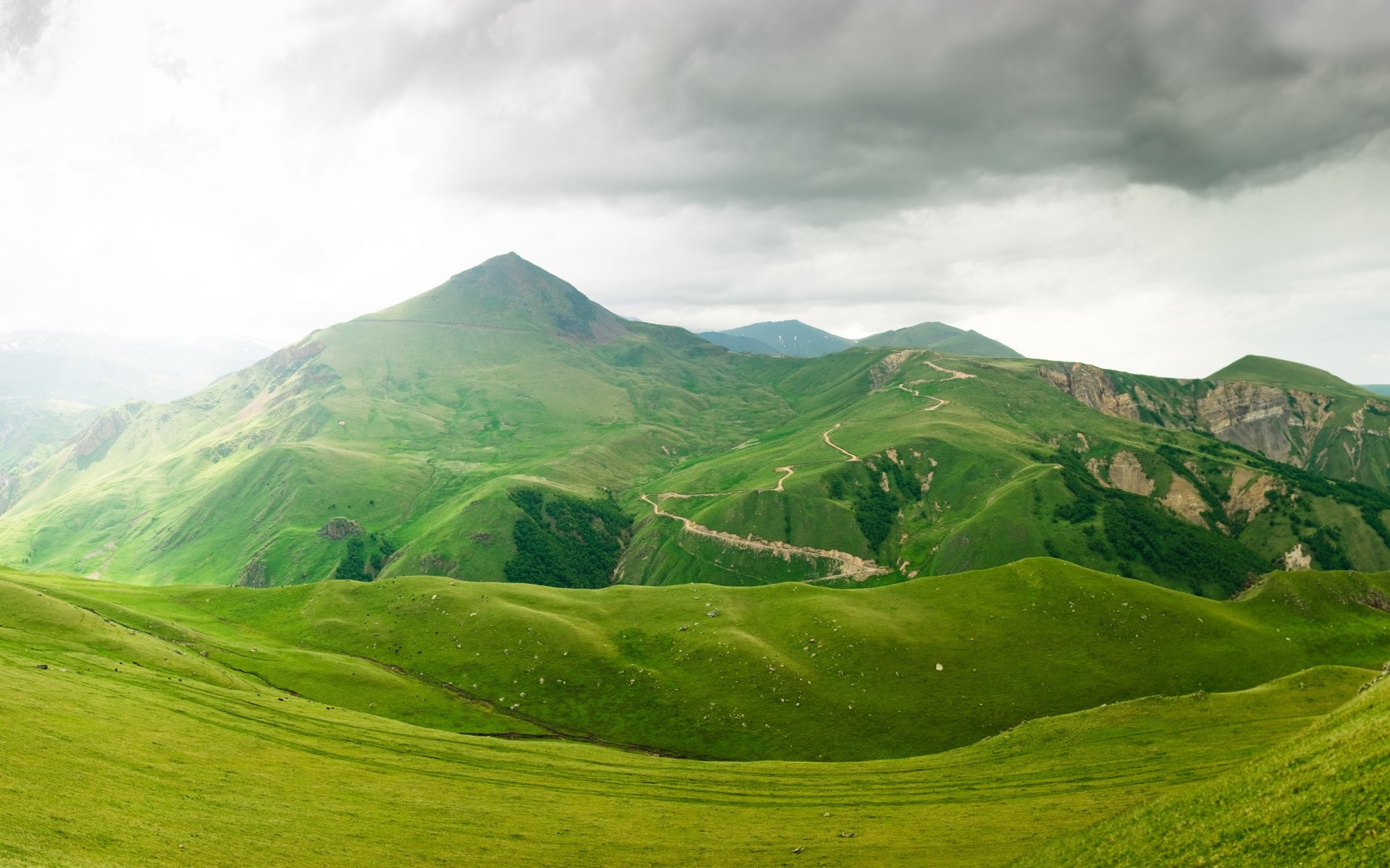 natura verdi colline nuvole temporalesche