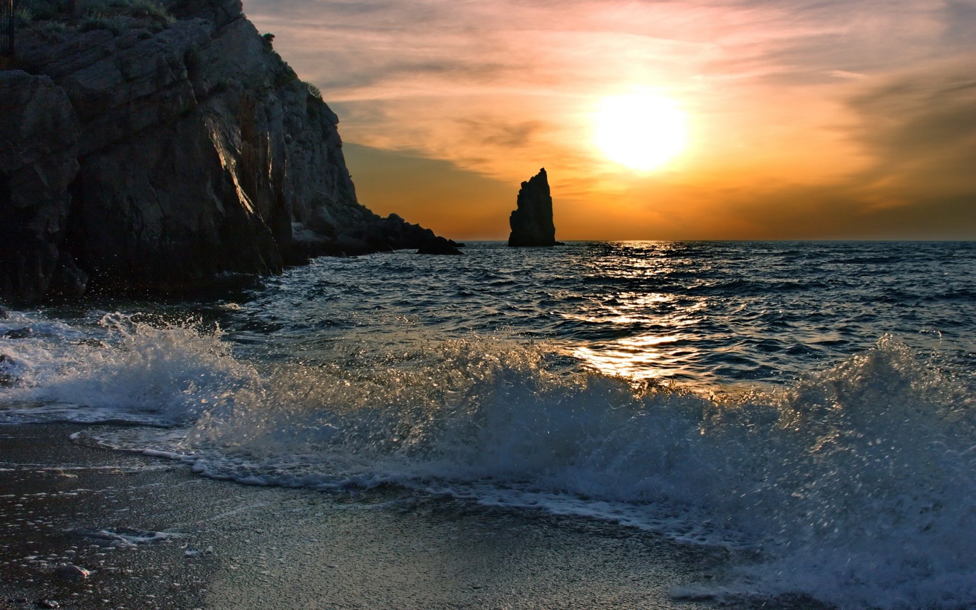 meer welle wellen wasser spritzer spritzer felsen ufer sand sonne strahlen licht himmel horizont dämmerung morgen natur landschaft