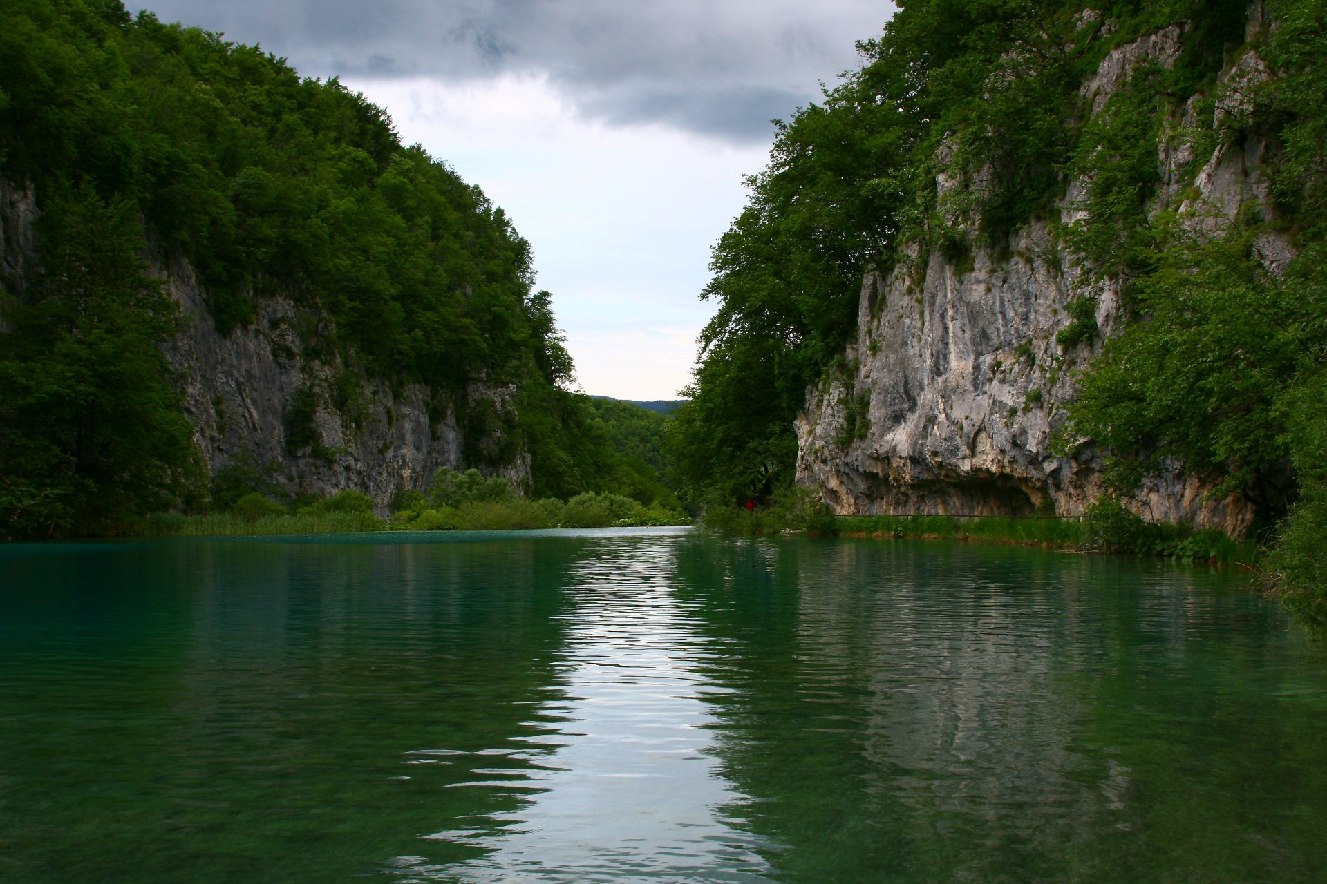 natura krajobraz jezioro skały drzewa niebo