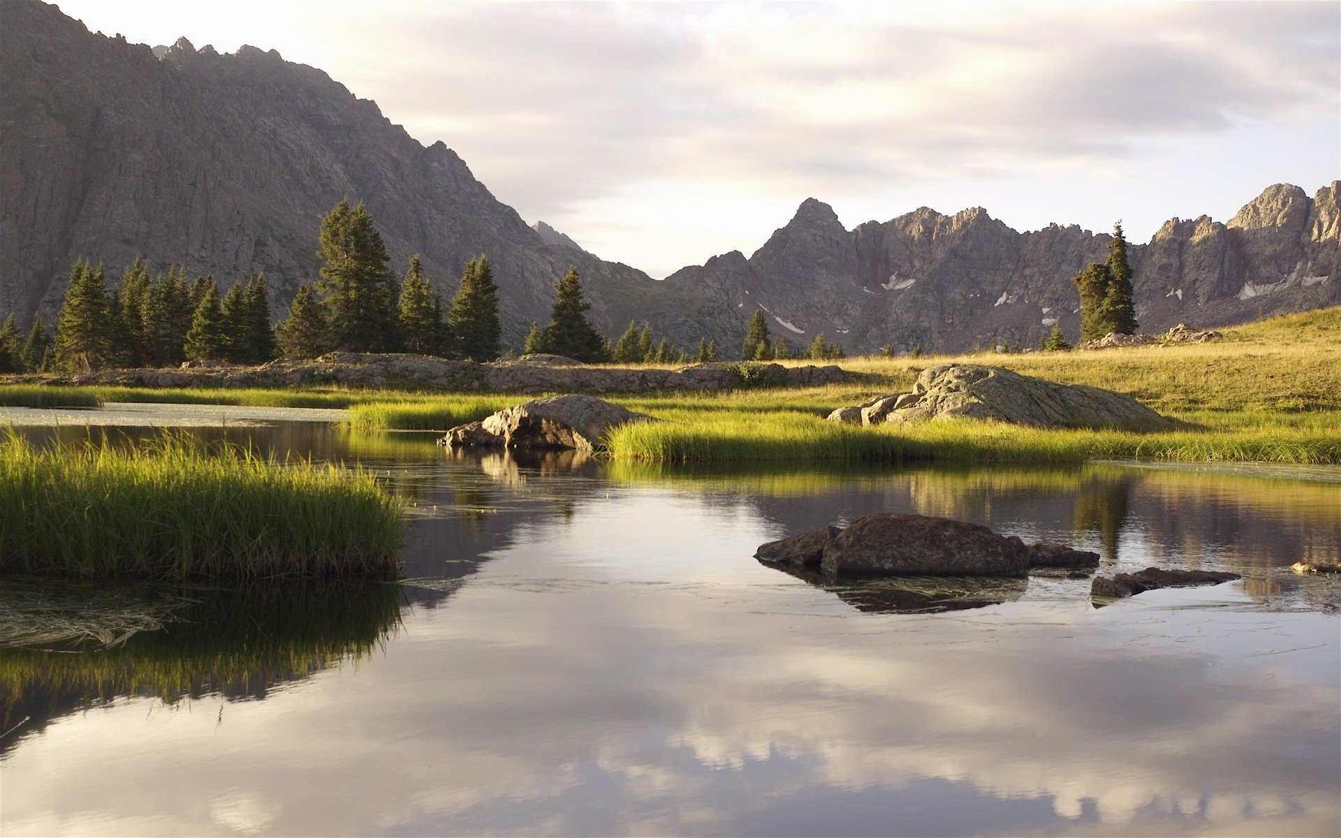 paisaje naturaleza árboles montañas piedras agua río hierba cielo