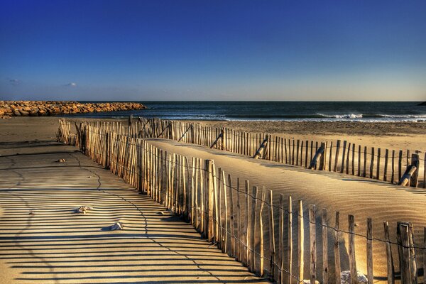 Die Tapete ist nur ein Bild mit Meer und Sand