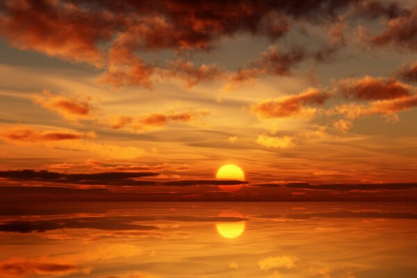 Goldener Sonnenuntergang über der Wasseroberfläche