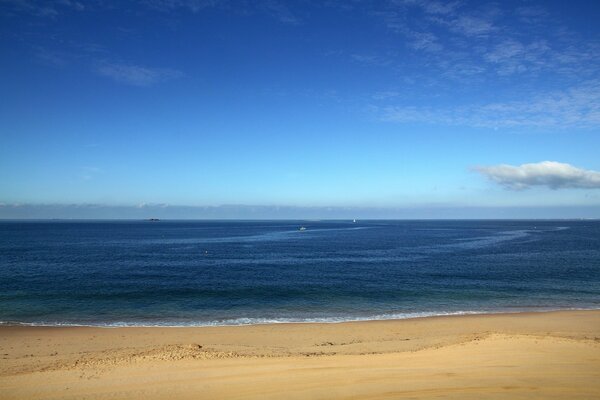 Barche in mare sotto il cielo blu