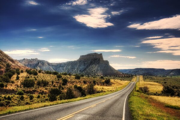 Un camino de montaña y un cielo infinito