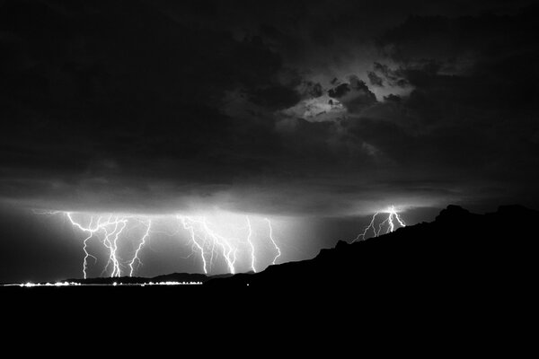 Foto des Nachtbildes von Wolken und Blitz