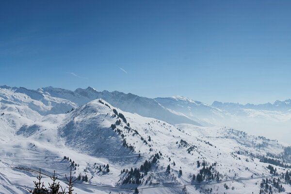 Winterlandschaft der schneebedeckten Berge