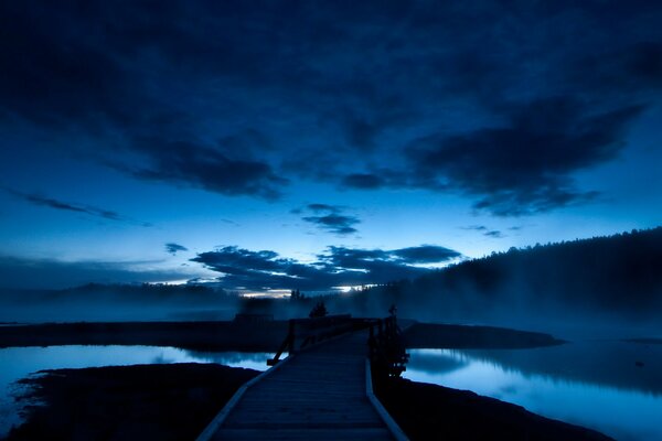 Blu di notte di notte. Ponte e fiume