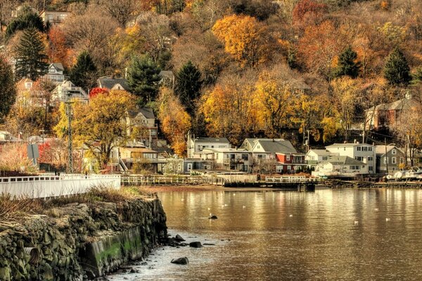 Herbstsiedlung am Flussufer