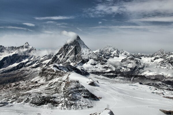 Paysage de montagnes sur fond de ciel