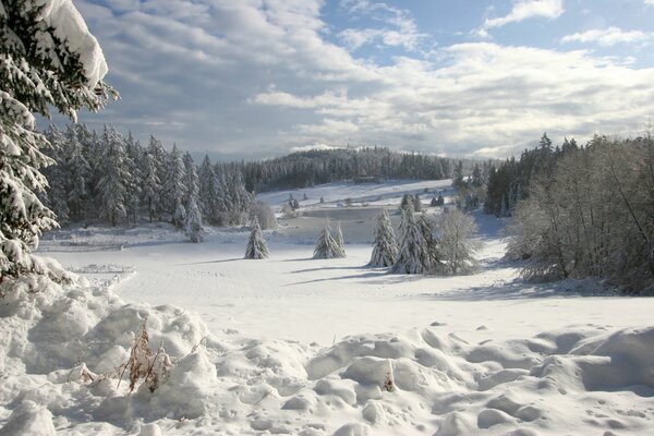 Lac enneigé en hiver dans la glace