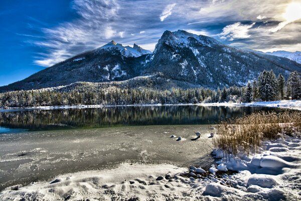 Fonte des neiges dans les montagnes