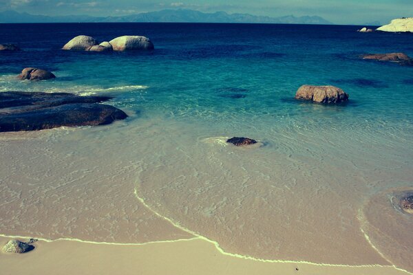 Laguna azul con olas tranquilas de surf