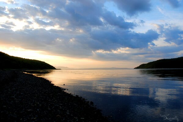 A tarda sera. Sole nel lago