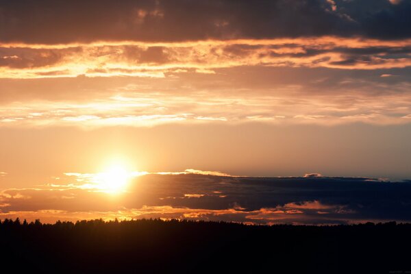 Perfekter Sonnenuntergang. Himmel und Sonne