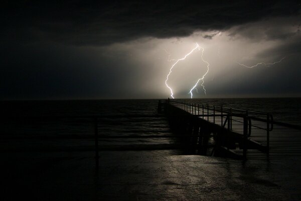 Foudre d orage avant la tempête sur le fond de l océan