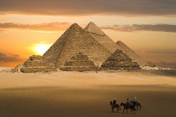 Potężne piramidy o zachodzie słońca