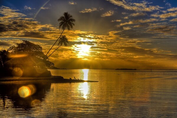 Sonnenuntergang am Meer Blendung der Sonne und Bungalow