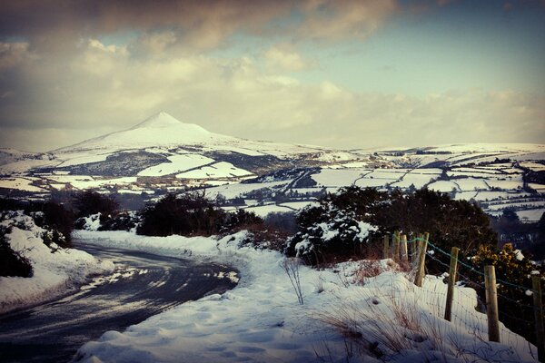 Landschaft der Winterstraße mit Blick auf die Berge