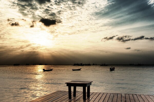 Landschaft mit Booten und Pier am Himmelshintergrund