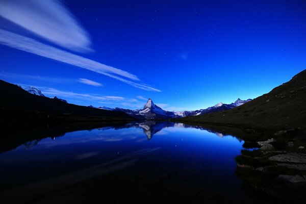 Paysage de nuit. Au loin, le sommet de la montagne est visible