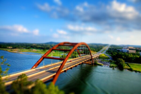 Most na rzece w jasny, słoneczny dzień