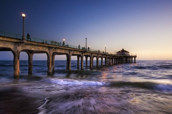 Abend. Der Pier geht ins Meer