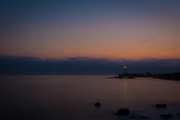 Faro del mare al crepuscolo