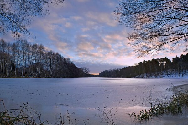 Eis über dem Fluss. Winter im Wald