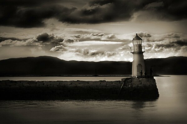 Paisaje en blanco y negro. Faro