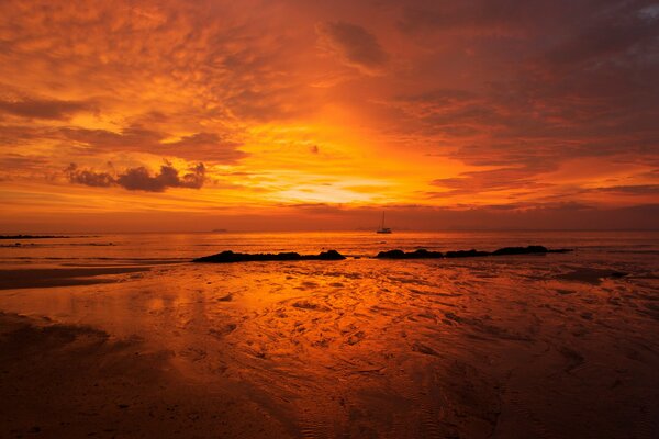 Naranja puesta de sol en el mar