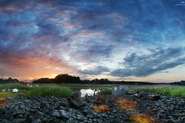 Bellissimo tramonto sul lago e sul campo