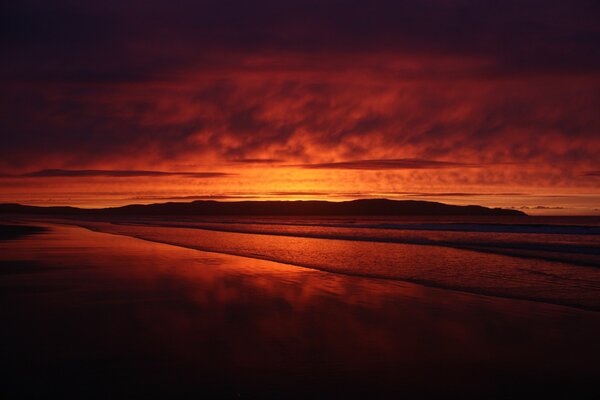 Coucher de soleil rouge sang comme drapeau rouge