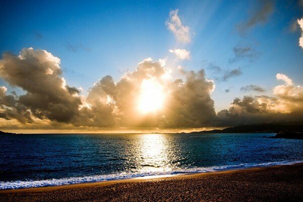 Nuages lourds dans le reflet de la mer