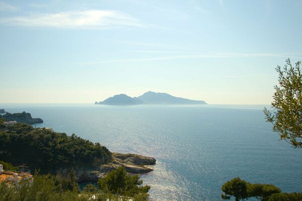 Isola solitaria in mare con tempo sereno